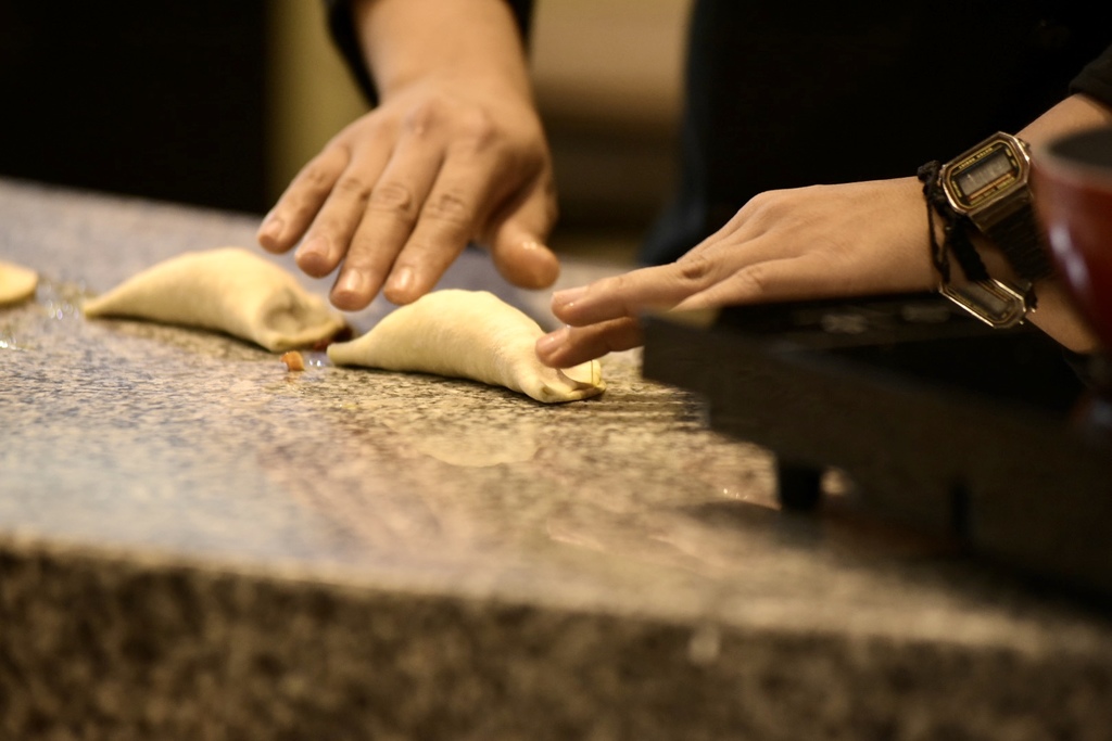 SELLO. Uno de los últimos pasos es asegurar bien las empanadas antes de hornear. (EL SIGLO DE TORREÓN / Erick Sotomayor)