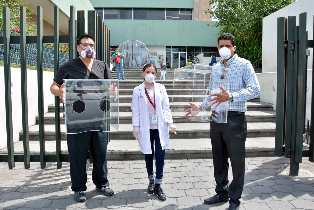 En la imagen se observa la entrega de algunos materiales y equipos para las instituciones de salud.