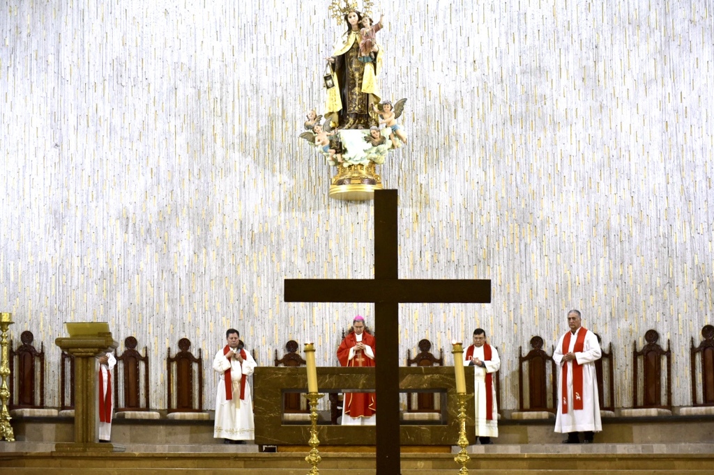 En catedral, el obispo celebró la Pasión de Jesucristo.