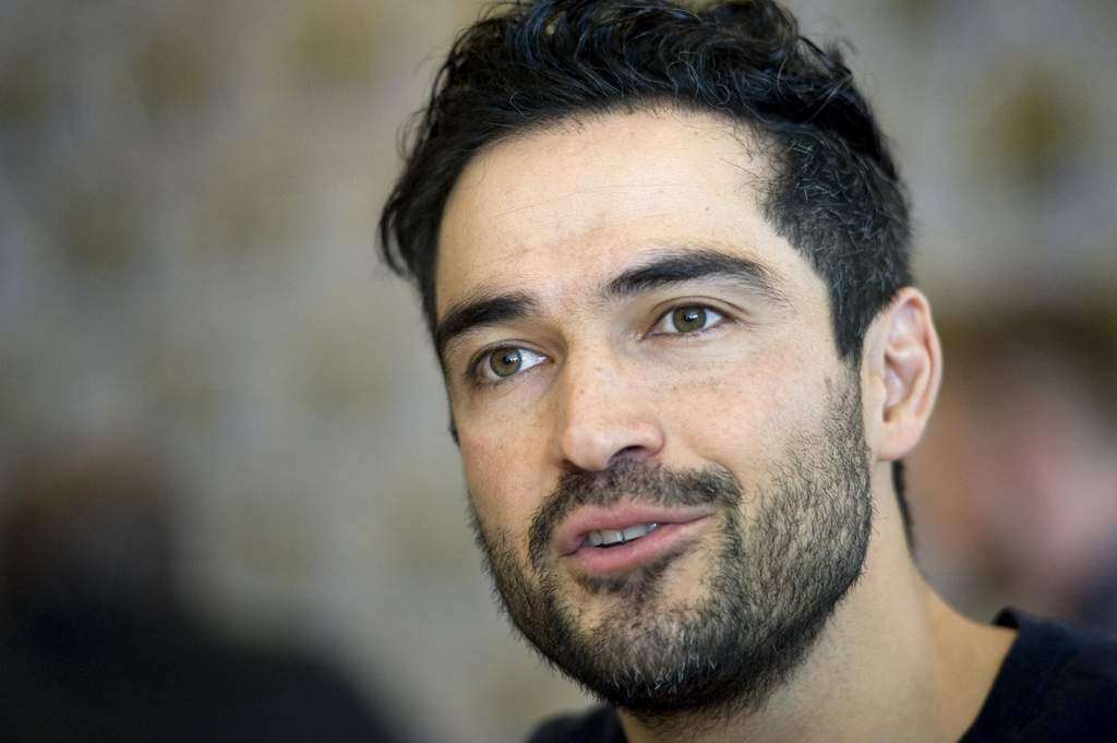 Luego de que diversos portales aseguraran que el padre de Alfonso Herrera dio positivo a COVID-19 tras ejercer su profesión de médico en una clínica del Instituto Mexicano de Seguro Social, el propio actor salió a desmentir la noticia a través de sus redes sociales. (ARCHIVO)