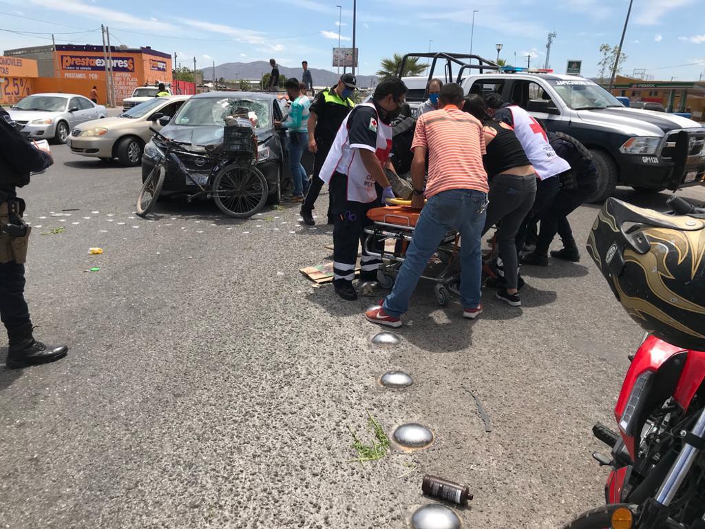 El personal de la Cruz Roja de Gómez Palacio acudió al lugar para brindar atención médica al ciclista lesionado. (EL SIGLO DE TORREÓN)