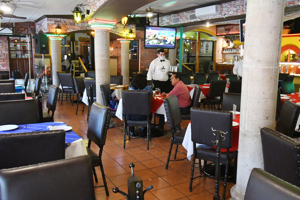 El titular de la Canirac, Guillermo Martínez, señaló que un 35 por ciento de los 23 socios optó por suspender las labores. La pandemia del COVID-19 ha afectado el consumo en los restaurantes. (FERNANDO COMPEÁN)