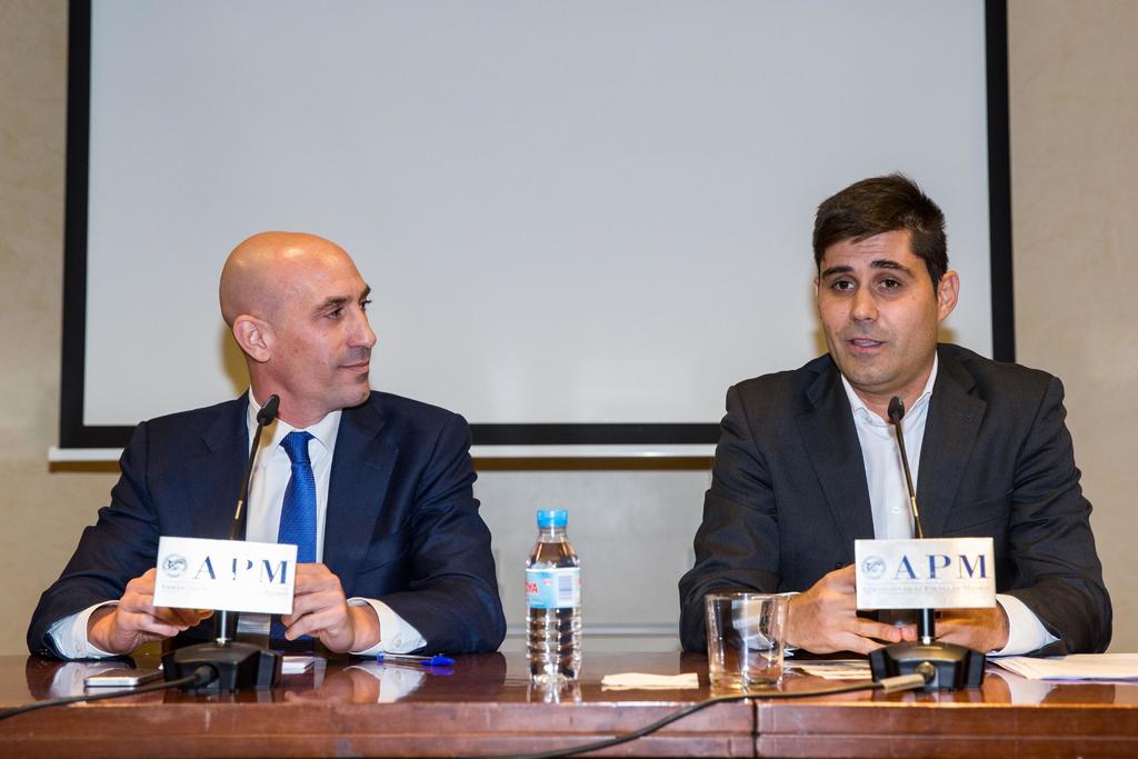 Luis Rubiales, presidente de la RFEF, y David Aganzo, su homologo de la AFE, durante una reunión.