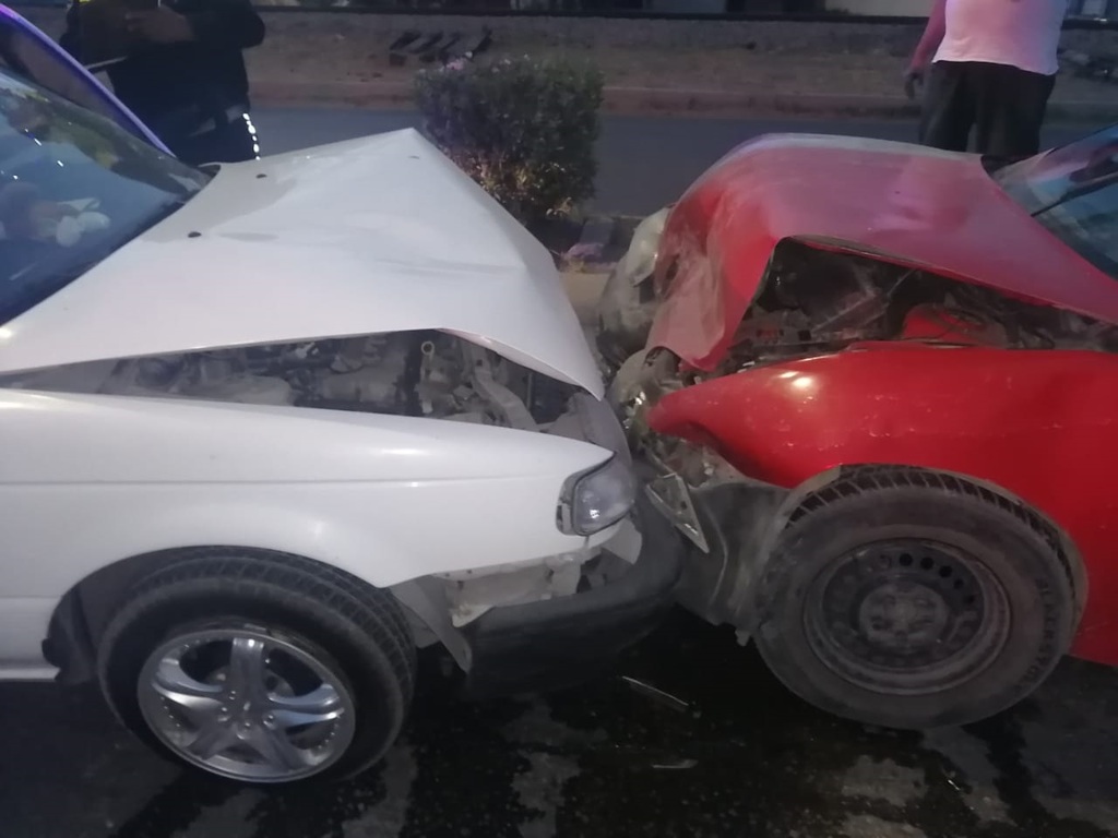 Un vehículo Chevrolet Cavalier se impactó de frente contra un Nissan Tsuru blanco en la colonia El Amigo de Gómez Palacio. (EL SIGLO DE TORREÓN)