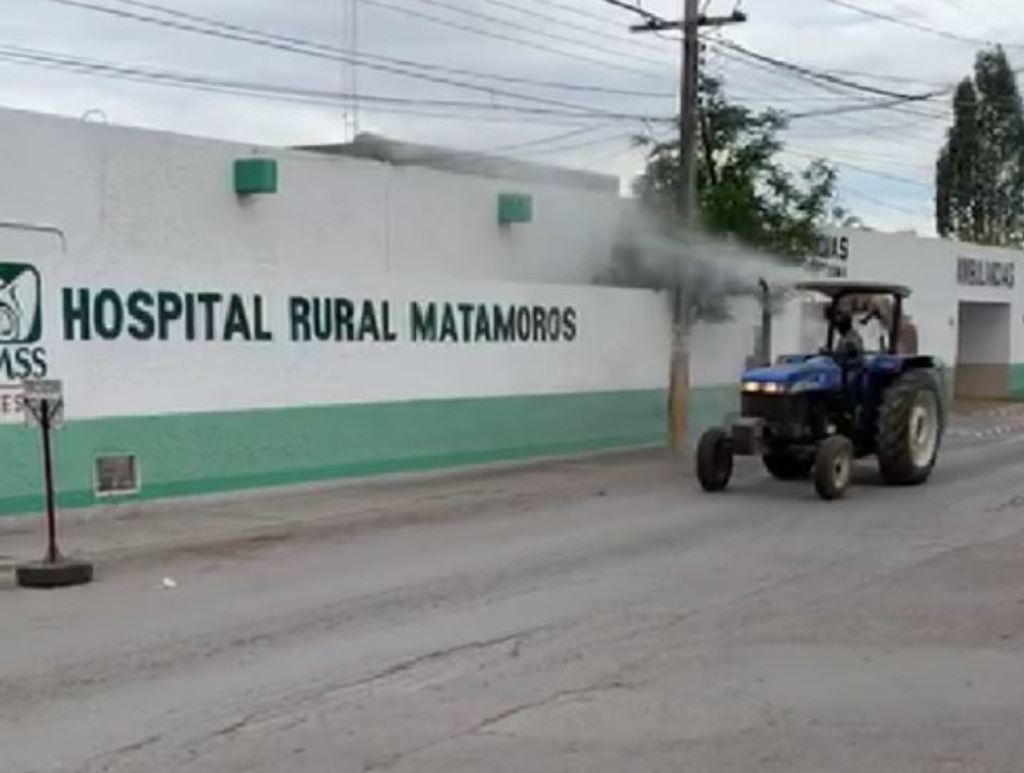 Continuando con las acciones de sanitización en Matamoros, ahora realizaron estas labores en el Hospital del IMSS. (CORTESÍA) 