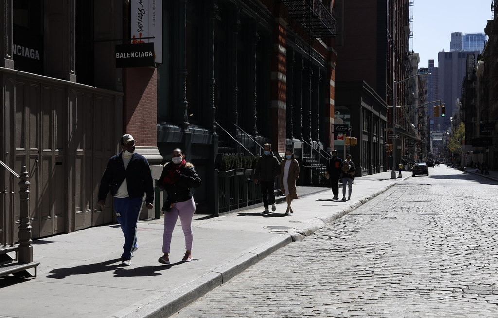 Las peticiones de distanciamiento social en Nueva York son desatendidas en diversos sectores de la ciudad. (EFE)