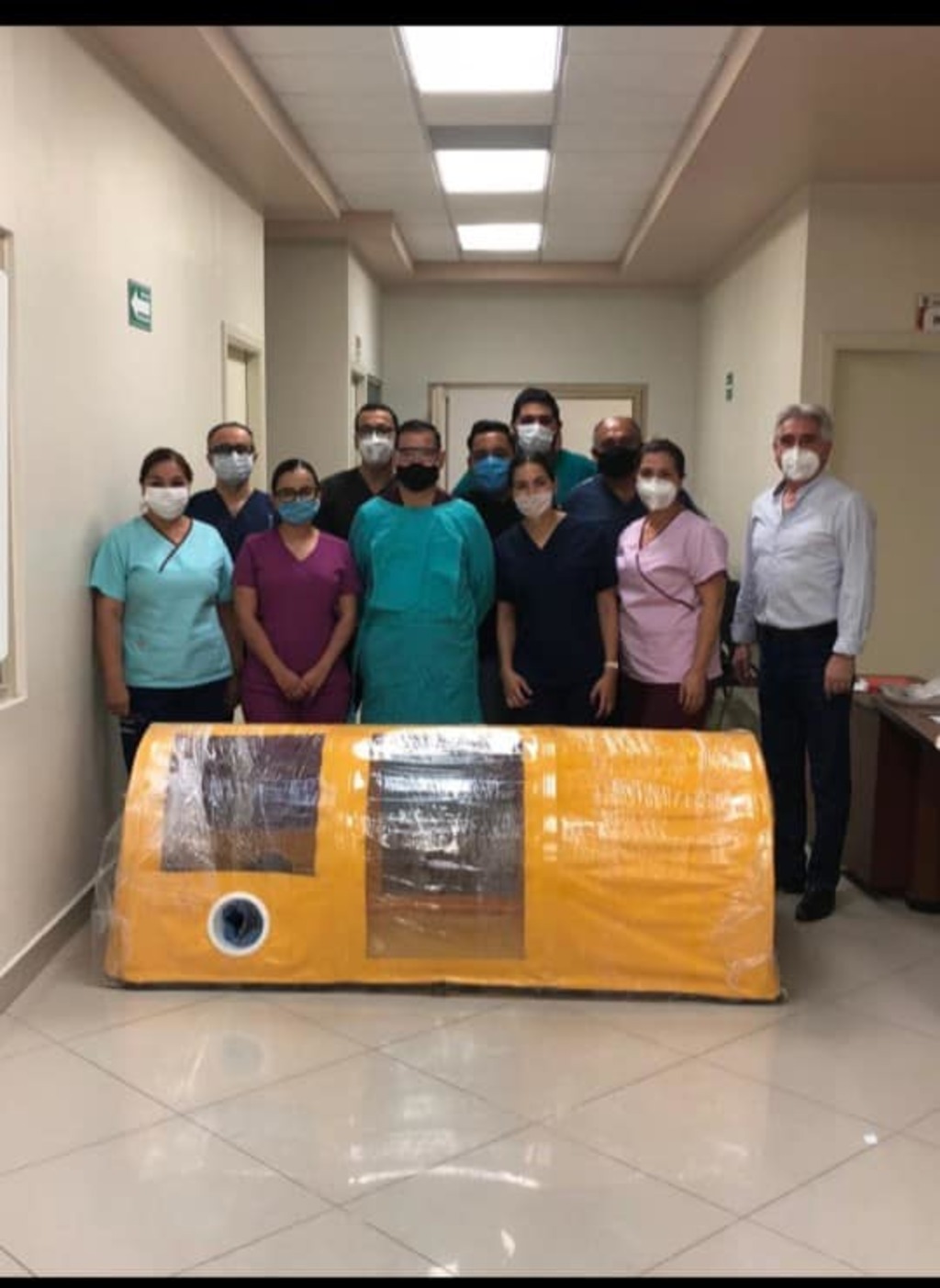 El más reciente donativo que recibió el Hospital General de Torreón, fue una cápsula de traslado para pacientes con COVID-19. (CORTESÍA)