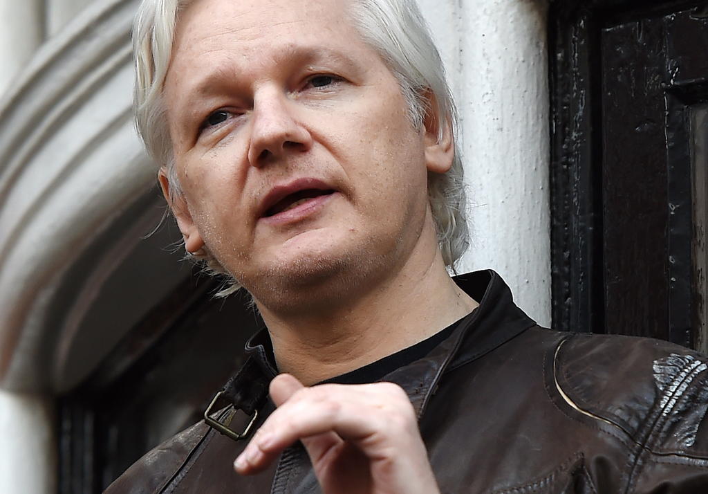 Julian Assange y Stella Morris, una de sus abogadas, procrearon dos hijos mientras el fundador de WikiLeaks estuvo asilado en la embajada de Ecuador en Londres. (ARCHIVO) 