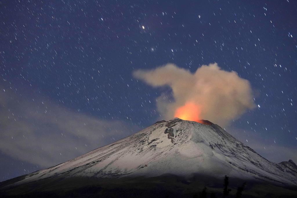 En las últimas 24 horas mediante el sistema de monitoreo del volcán Popocatépetl se identificaron 195 exhalaciones acompañadas de gases volcánicos y en ocasiones de ceniza. (ARCHIVO)