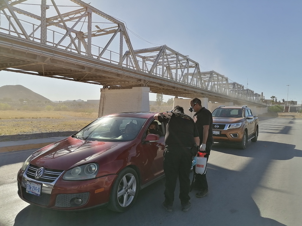 Ayer las autoridades de Seguridad y de Protección Civil acudieron a realizar labores sanitarias en los accesos a Torreón y Gómez Palacio. La sanitización de los vehículos se realizó aleatoriamente. (IVÁN CORPUS)