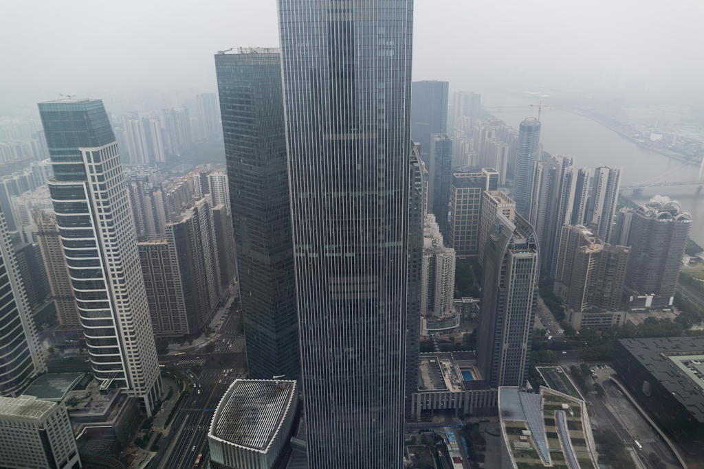 El rascacielos Guangzhou CTF Finance Centre, en China, se ha llevado los reflectores por utilizar el ascensor más rápido del mundo. (ARCHIVO)