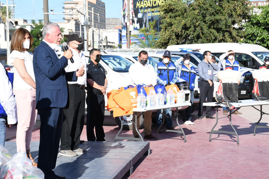 Fue en punto de las 09:00 horas que se montó un evento simbólico de inicio de acciones en la explanada de la Plaza Mayor de Torreón. (FERNANDO COMPEÁN)