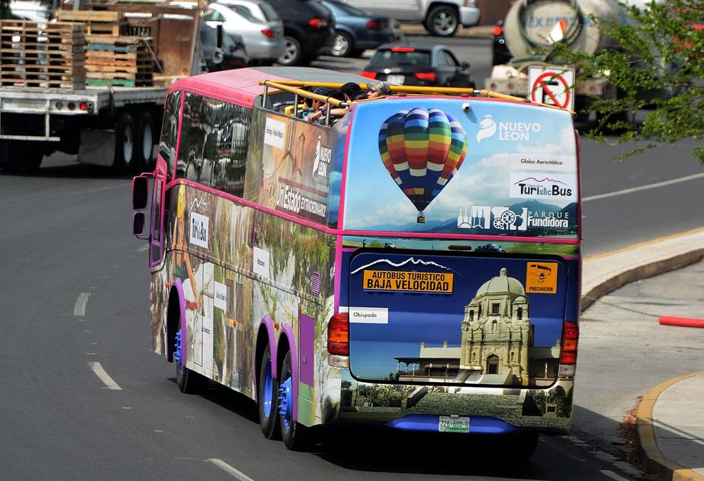 Cientos de operadores de autobuses turísticos protestaron este lunes al afirmar que la contingencia de COVID-19 les impide trabajar y las autoridades no los han apoyado. (CORTESÍA)