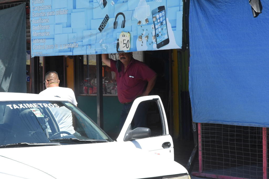 Taxistas y comerciantes en el exterior del mercado retan las ordenanzas del Subcomité Regional de Salud, al no utilizar cubrebocas ni desinfectantes. (EL SIGLO COAHUILA)