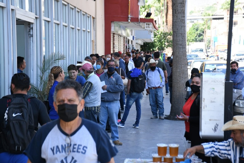 Largas filas se observaron ayer en los bancos del primer cuadro de la ciudad tras el cierre de sucursales durante los Días Santos. (FERNANDO COMPEÁN)