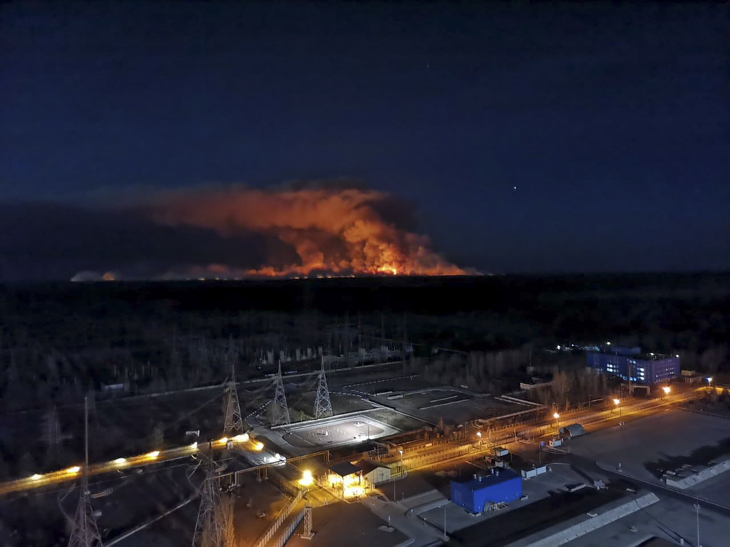 En los últimos días activistas se dedicaron a cavar trincheras para evitar que el fuego alcance la zona de la central. (AP) 