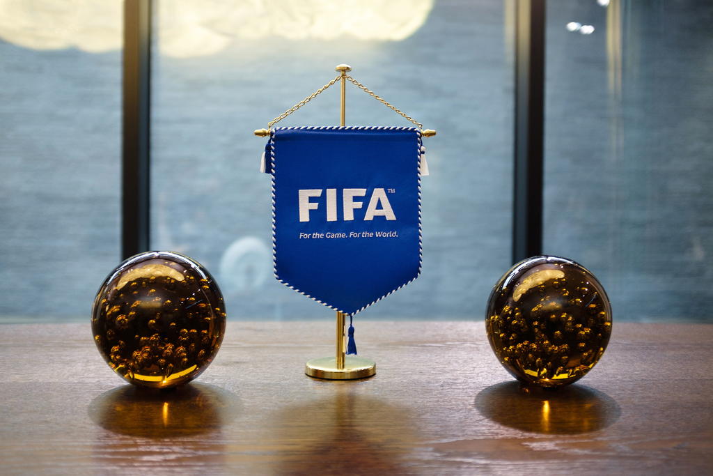 El máximo organismo de futbol mundial está planeando recortar la fase clasificatoria al Mundial así como eliminar las fechas de partidos internacionales hasta 2021. (ARCHIVO)