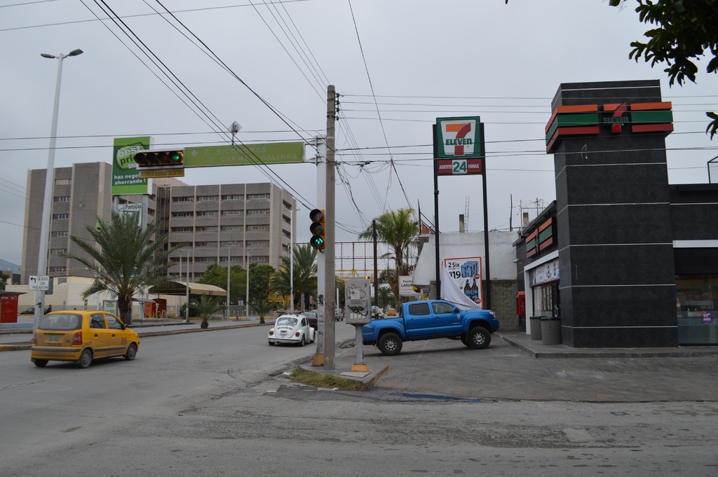 Asaltan tienda de autoservicio en Torreón; el ladrón amenazó a la encargada con una pistola. (EL SIGLO DE TORREÓN)