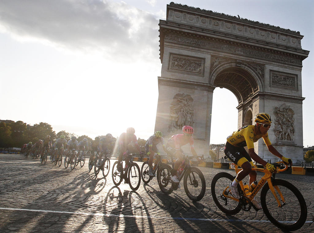 La carrera más emblemática del ciclismo se sumó finalmente a la lista de competencias deportivas aplazadas. (ARCHIVO)
