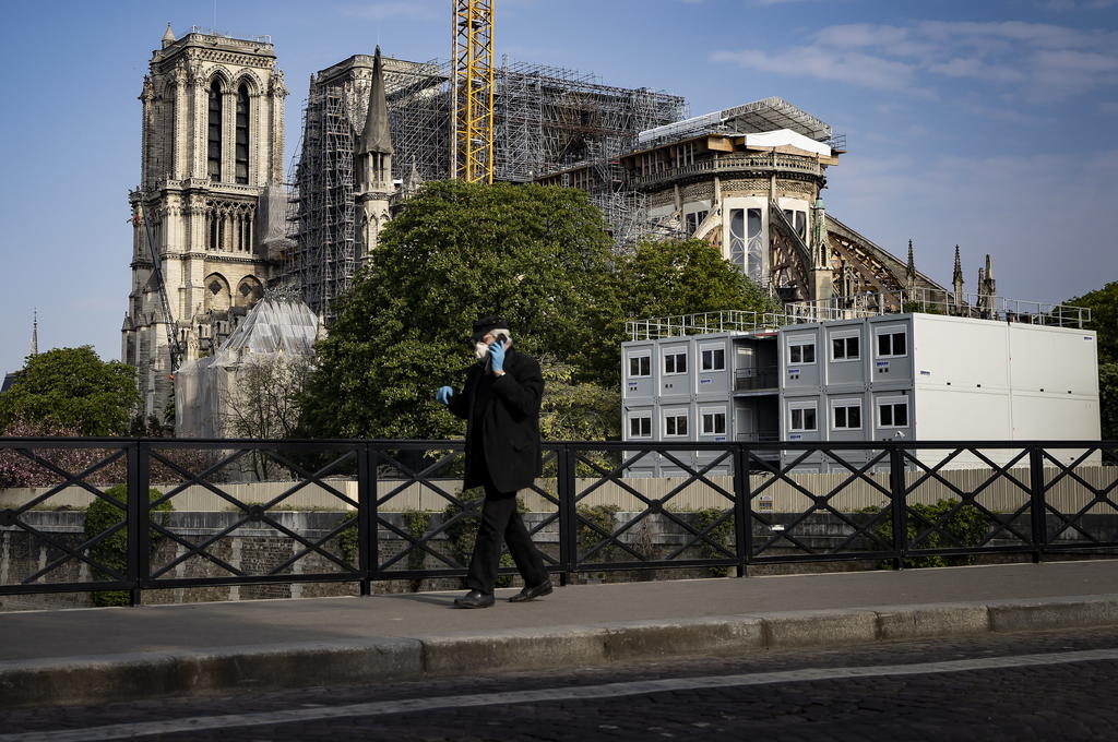 El rector de Notre Dame recuerda el incendio y cada detalle, destacando que, en algún punto de aquel incendio, los bomberos consideraron dar por perdida toda la estructura, tras la caída de la icónica aguja de estilo medieval. No obstante, la edificación continúa de pie, en espera del rescate.
(EFE)