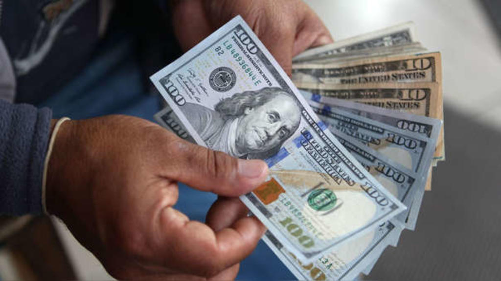 En ventanillas bancarias el dólar se vende al menudeo en 24.25 pesos en Scotiabank, en 23.80 en Banorte, en 23.89 en BBVA, en 24.20 en Inbursa y en 24.32 en Monex.
(ARCHIVO)