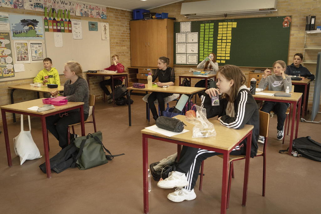 Dinamarca se convirtió hoy en el primer país europeo que reabre las escuelas de los niveles básicos, después de un mes de mantener a la sociedad en confinamiento. (EFE) 