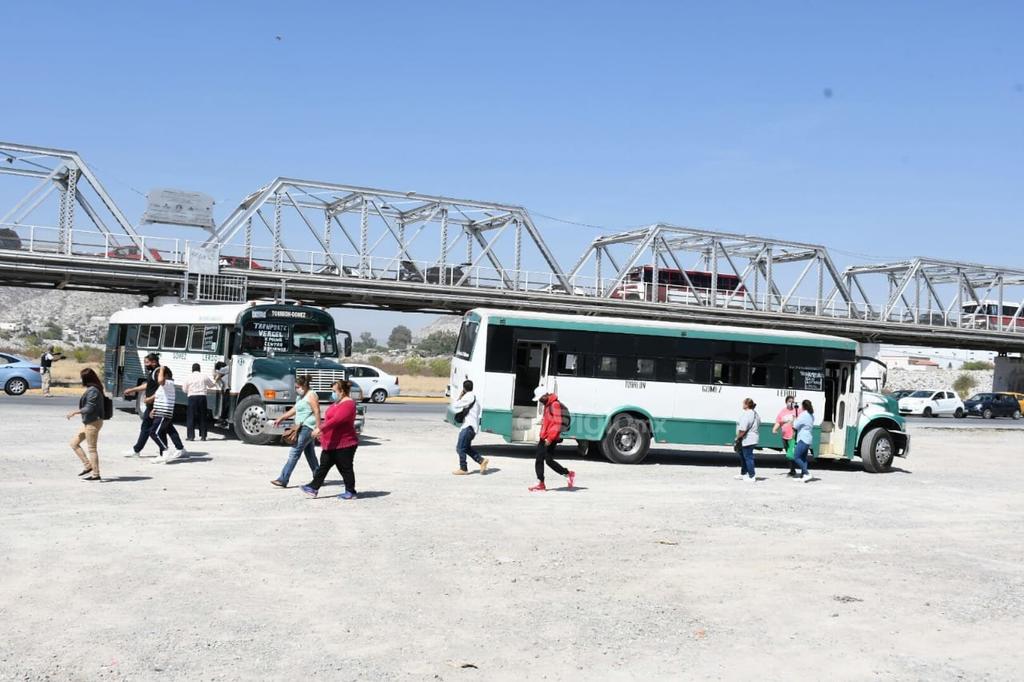 A través de los filtros sanitarios instalados en los puentes que unen a Torreón y Gómez Palacio se comenzaron hoy a restringir acceso de unidades, incluso las de ruta urbana. (FERNANDO COMPEÁN)