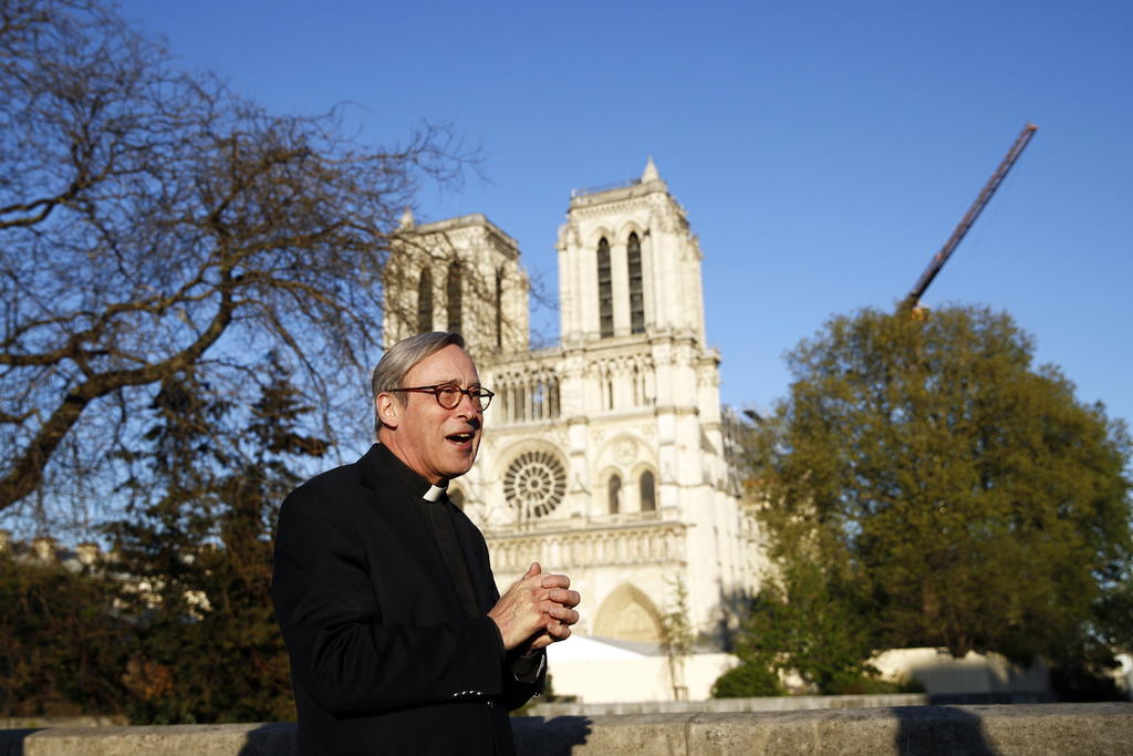 La icónica catedral parisina Notre Dame repicó hoy, un año después de que sufriera grandes daños por un incendio que consumió parte del techo. (EFE)