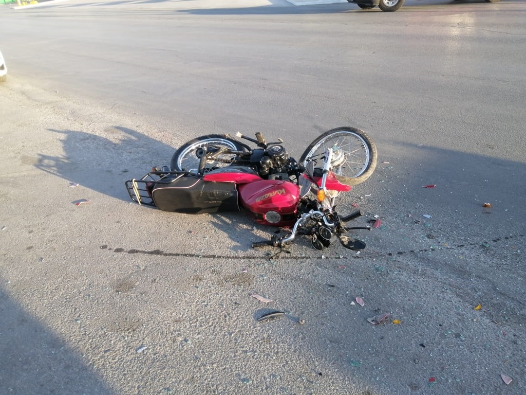 El conductor de la motocicleta sufrió algunas lesiones, las cuales le fueron atendidas en la ambulancia de la Cruz Roja. (EL SIGLO DE TORREÓN)