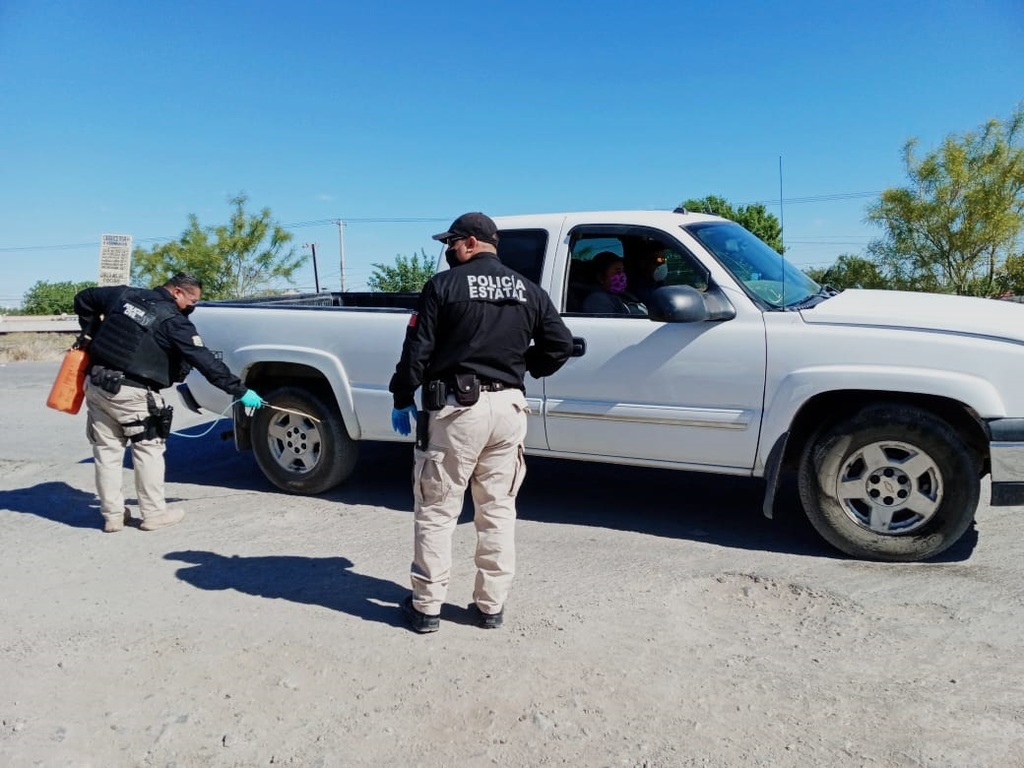 Agentes de la Policía Civil Coahuila comienzan acciones sanitarias en Francisco I. Madero; regalan cubrebocas, guantes y gel. (EL SIGLO DE TORREÓN)