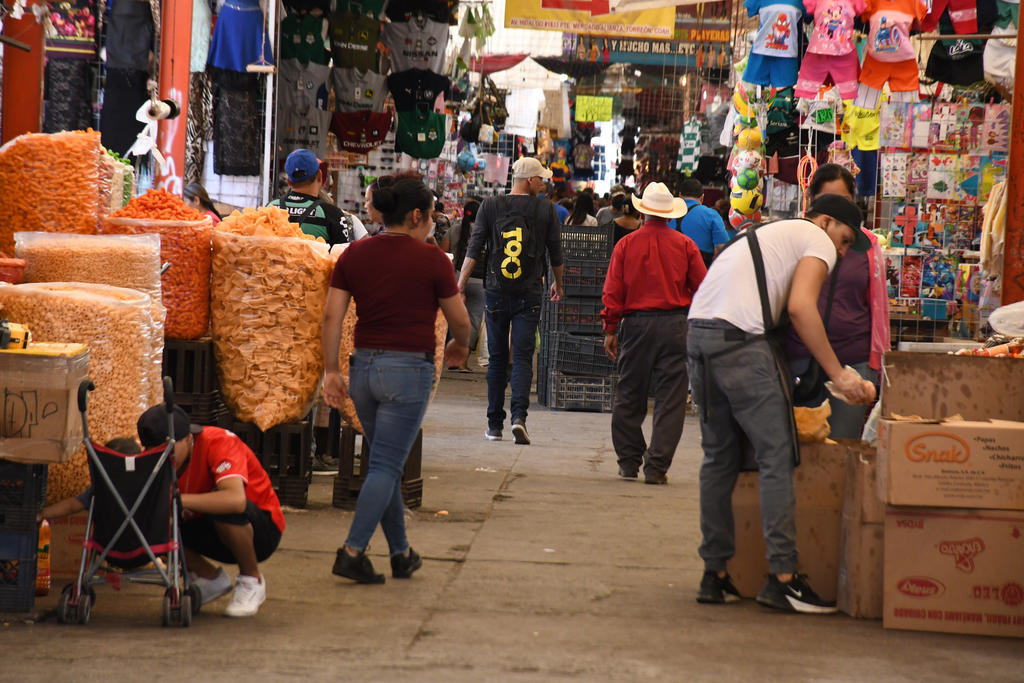 Diariamente, acuden cientos de personas a realizar sus compras al Mercado Alianza porque aseguran que es más barato. (FERNANDO COMPEÁN)