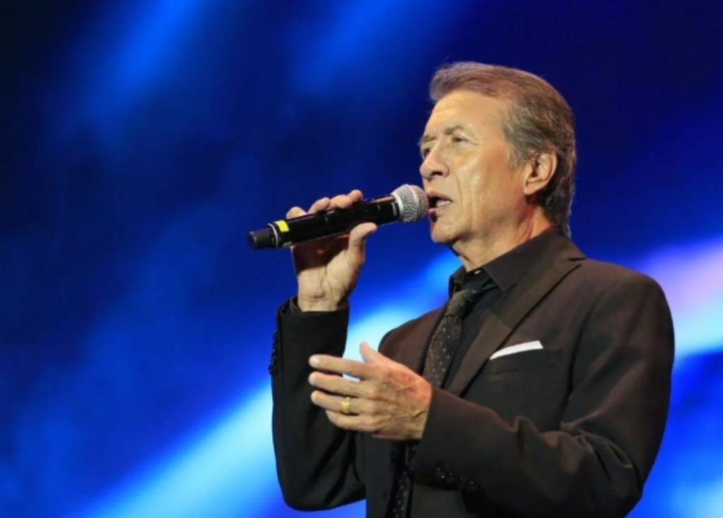 El cantautor mexicano Napoleón, aprovecha la cuarentena que impone el COVID-19 para componer el tema de despedida, las canciones que incluirán su próximo álbum y el libro con el que le dirá adiós a los escenarios en 2021. (ESPECIAL)
