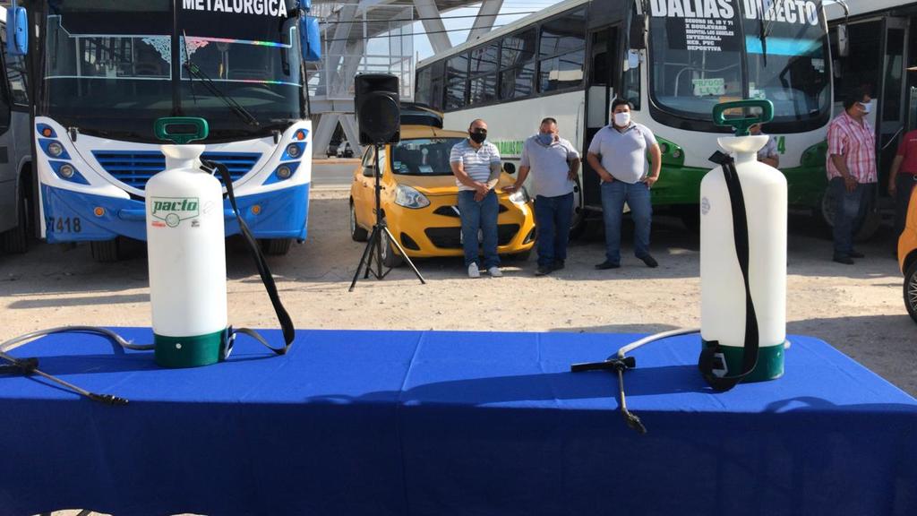 Se inició con la actividad de sanitización 'profunda' de más de 100 camiones de todas las rutas, además de unos 150 taxis de las diversas líneas. (ÉRICK SOTOMAYOR)