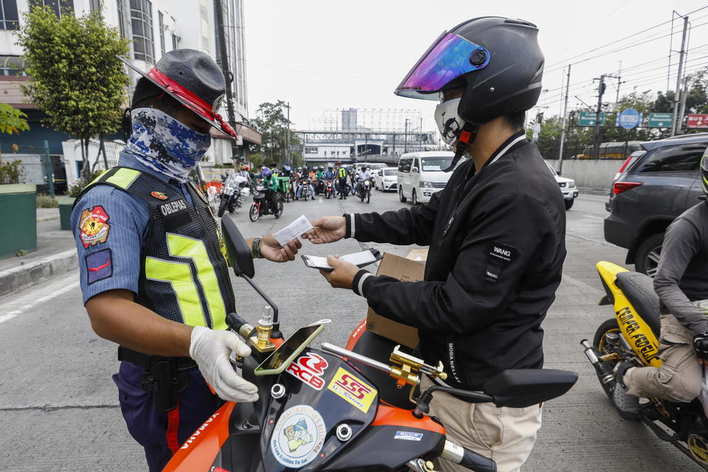 El presidente filipino, Rodrigo Duterte, advirtió hoy de nueva cuenta sobre el uso de la fuerza por la policía y eljército, incluida la aplicación de la ley marcial, para hacer que funcionen las medidas contra los contagios por COVID-19. (ARCHIVO) 