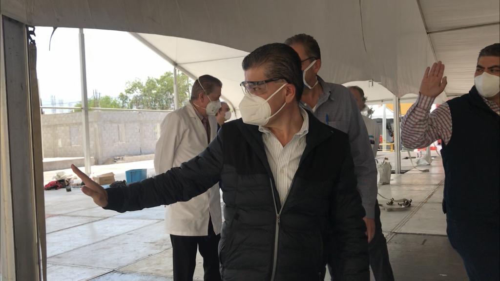 El gobernador Miguel Ángel Riquelme Solís realizó un recorrido de inspección en las instalaciones del hospital móvil que se levanta en Monclova. (EL SIGLO COAHUILA)
