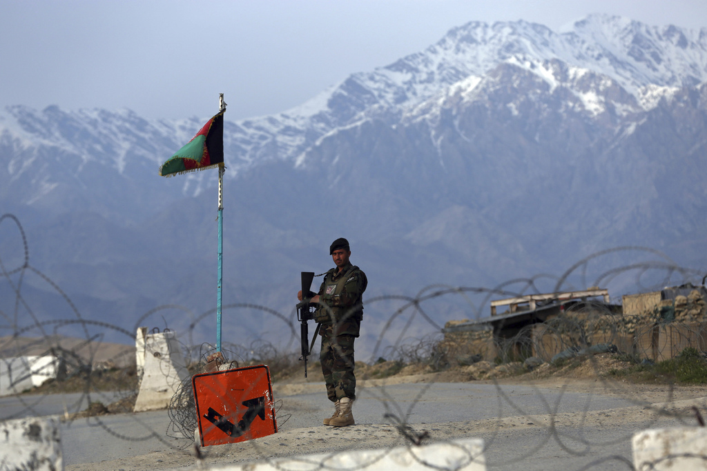 Decenas de talibanes atacaron simultáneamente varios puestos de control del Ejército. (AP)