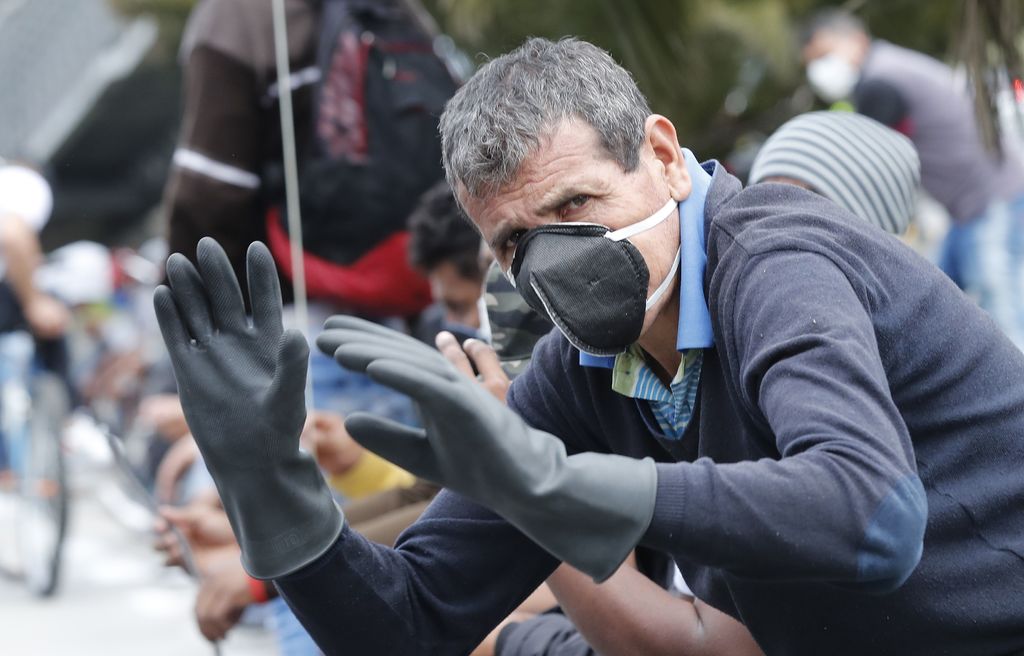 Ciudadanos rompen cuarentena en Bogotá para pedir comida o salir a trabajar. (EFE) 