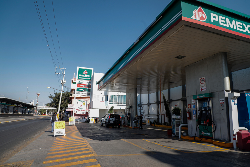Los gasolineros estiman que la demanda de gasolina derivada del confinamiento ha bajado hasta 60 por ciento. (ARCHIVO) 