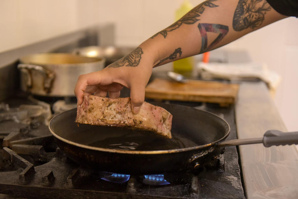 La carne debe cocerse a la temperatura correcta para eliminar los gérmenes capaces de provocar daños en nuestra salud. (ERICK SOTOMAYOR)