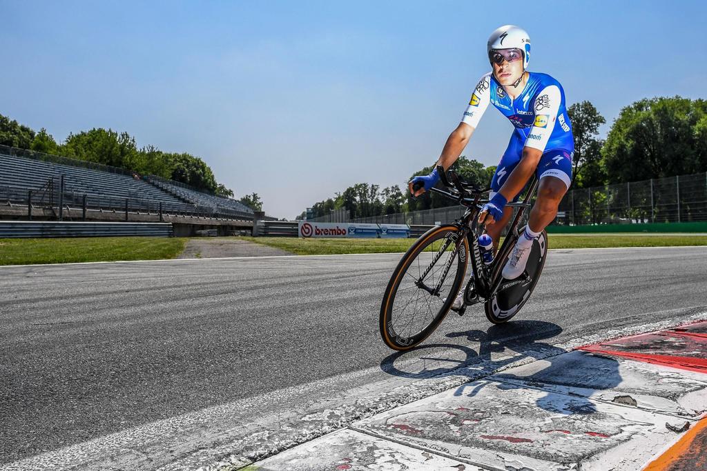 el ciclista profesional Davide Martinelli se está apuntando victorias morales cada vez que sale con su bicicleta a repartir medicinas para los ancianos y otros necesitados durante la pandemia del coronavirus. (ARCHIVO) 