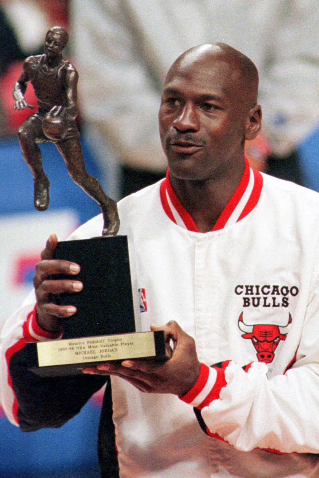 Al finalizar ese año, Michael Jordan anunció su retiro definitivo de las duelas para concluir su mítica carrera.