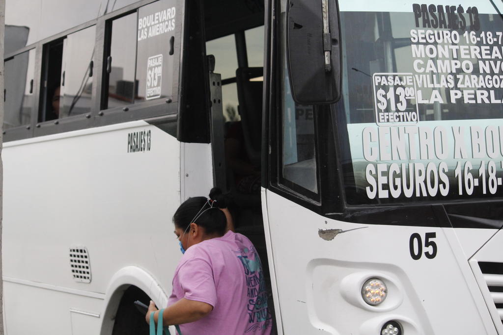 La Dirección de Salud Municipal de Torreón lanzó un llamado este sábado a que los usuarios de los diversos camiones de ruta mantengan una sana distancia al momento de viajar en las unidades. (ARCHIVO)