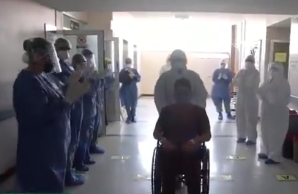 La delegación del IMSS en Baja California compartió un video en el que médicos y personal de enfermería aplauden a un paciente que logró recuperarse después de haber contraído COVID-19. (ESPECIAL)