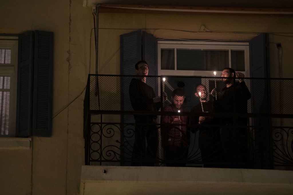 En vez de encender las velas con luz sagrada se conformaron con encenderlas en sus viviendas. (ARCHIVO) 