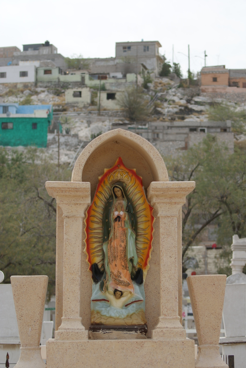 Las imágenes más solicitadas por los deudos son la Virgen de Guadalupe, San Judas y la Virgen de San Juan. (EL SIGLO DE TORREÓN)