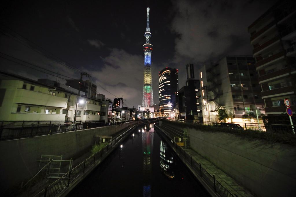 Un equipo de científicos japonés ha demostrado que los días pasan cuatro nanosegundos más rápidos en el observatorio de la torre de la capital nipona 'Tokyo Skytree', a 450 metros de altura, que a pie de calle. (ARCHIVO) 