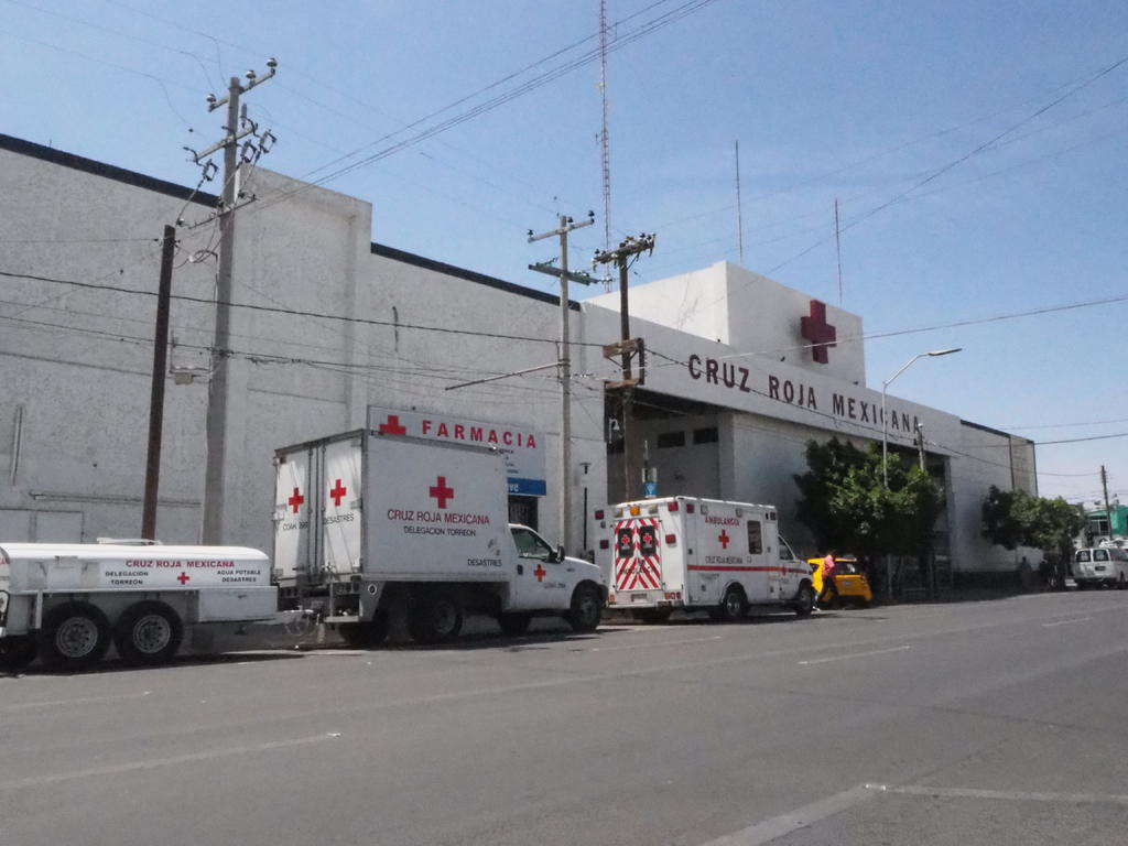 La Cruz Roja Torreón cuenta con atención a domicilio de personas con síntomas o diagnosticadas con COVID-19, lo cual se realiza a través de dos ambulancias y cuatro paramédicos. (VERÓNICA RIVERA)
