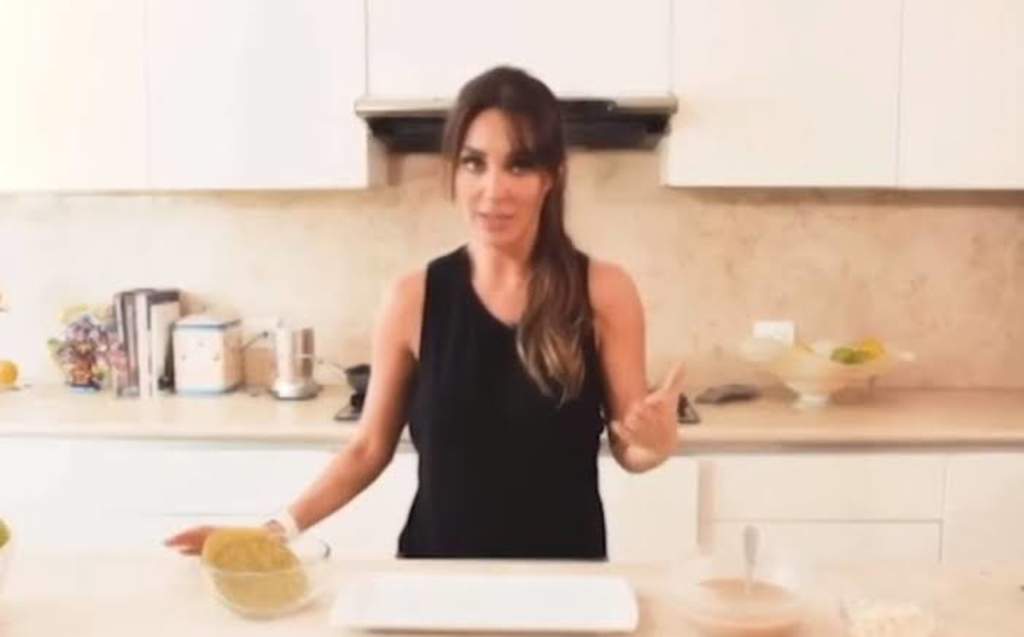Luego de que se viralizara un video en el que Anahí aparece preparando unas enfrijoladas, la actriz respondió con humor a las burlas y memes desatados por su receta. (ESPECIAL)