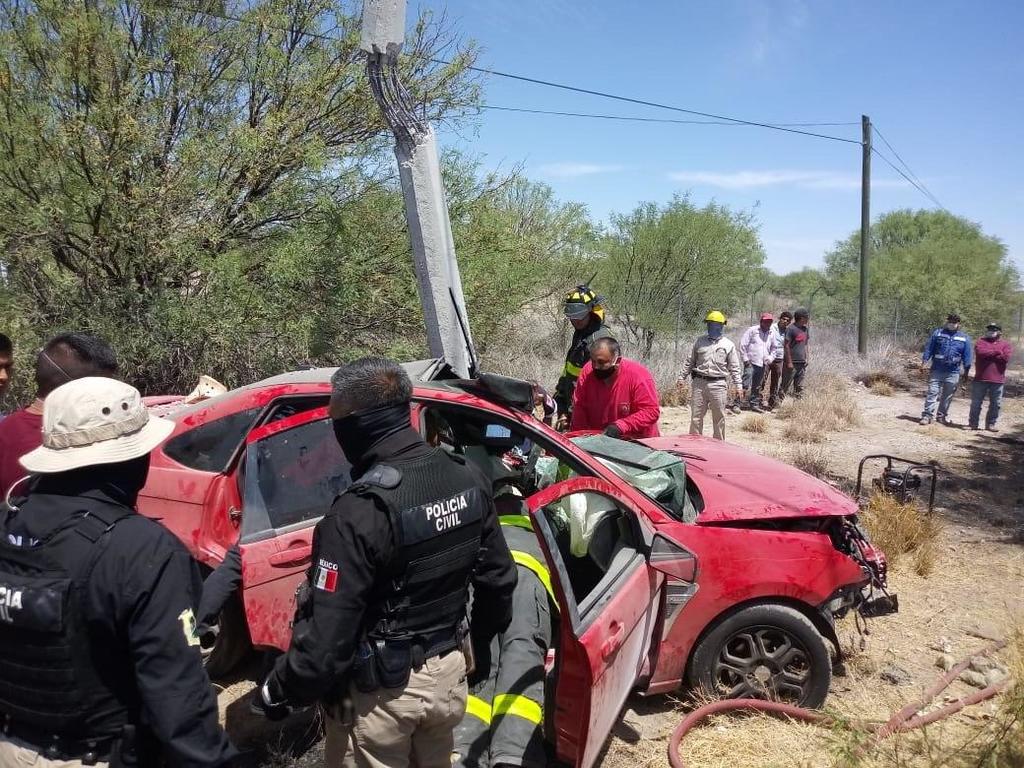 Se registra fuerte accidente sobre la carretera Torreón - San Pedro, la altura del fraccionamiento Los Azulejos; los lesionados fueron trasladados al Hospital Militar de Torreón a donde ingresaron con un estado de salud grave. (EL SIGLO DE TORREÓN)