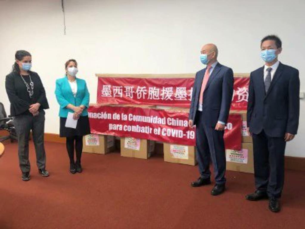 La Asociación de Empresarios Zhonghua, a través de la comunidad china en México, donó 15 mil cubrebocas de triple capa, al sistema de salud mexicano que hace frente a la pandemia por COVID-19. (TWITTER)